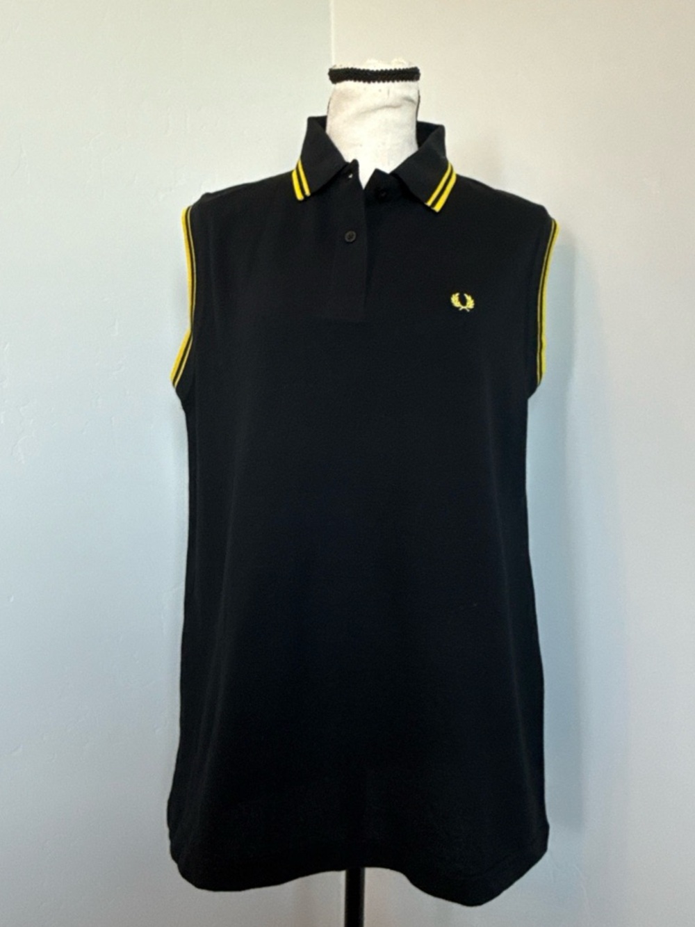 Fred Perry Women’s Sleeveless Polo Shirt Black Yellow Trim Laurel Logo Large NWT